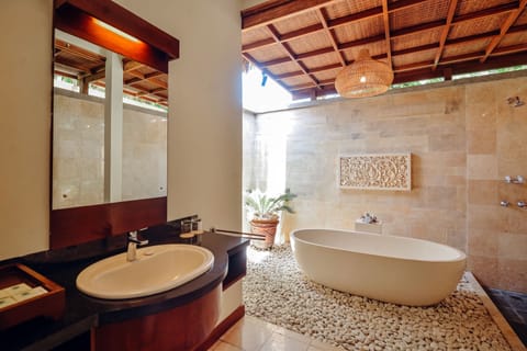 One-Bedroom Pool Villa | Deep soaking bathtub