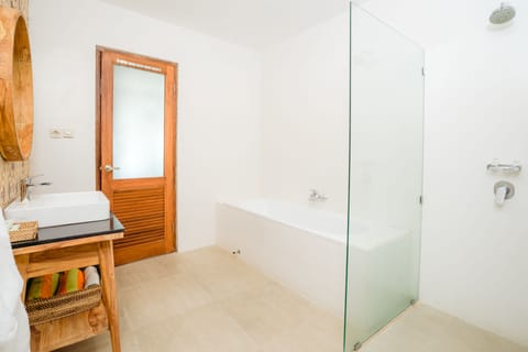 Premier Room | Bathroom | Combined shower/tub, free toiletries, hair dryer, towels