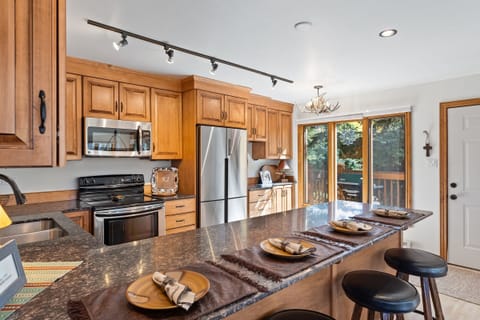 Condo, 4 Bedrooms | Private kitchen