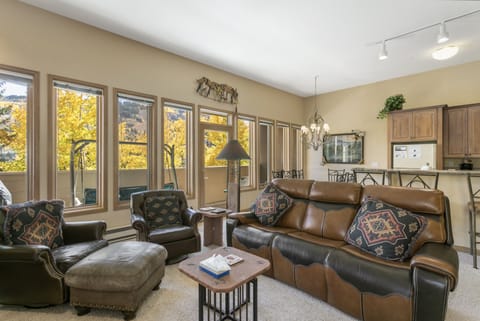 Condo, 3 Bedrooms | Living area