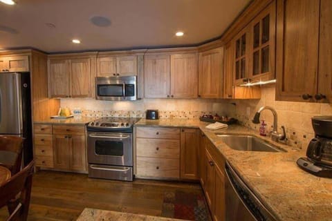 Condo, 2 Bedrooms | Private kitchen | Fridge, oven, coffee/tea maker, toaster