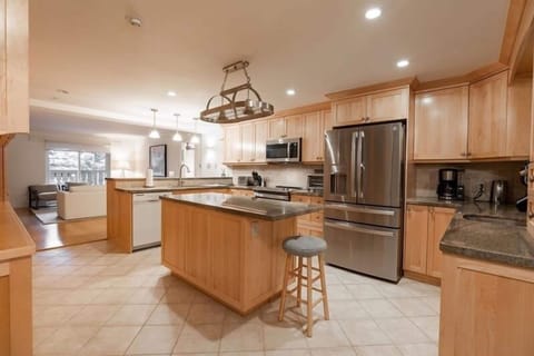 Condo, 4 Bedrooms | Private kitchen | Fridge, oven, coffee/tea maker, toaster