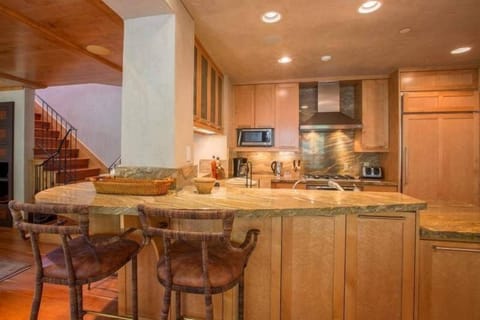 Condo, 3 Bedrooms | Private kitchen | Fridge, oven, coffee/tea maker, toaster