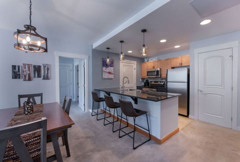 Condo, 2 Bedrooms | Dining