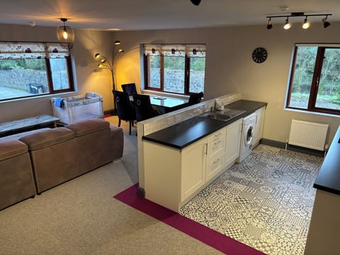 Comfort Suite | Living area | Smart TV, table tennis