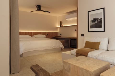 Deluxe Room, 1 King Bed | Premium bedding, down comforters, Select Comfort beds, minibar