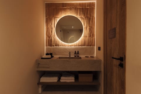 Classic Room, 1 King Bed | Bathroom | Hair dryer, bathrobes, towels, soap