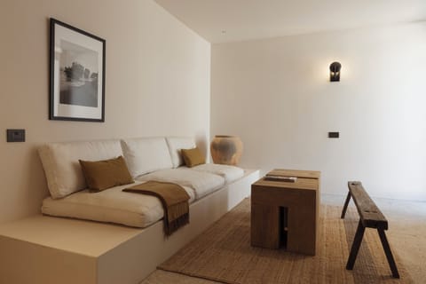 Deluxe Room, 1 King Bed | Premium bedding, down comforters, Select Comfort beds, minibar