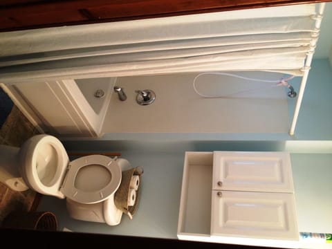 Cottage, 3 Bedrooms | Bathroom | Combined shower/tub, hair dryer, towels