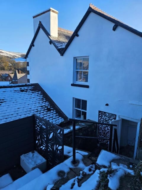 House, 4 Bedrooms, Smoking, Balcony | Exterior