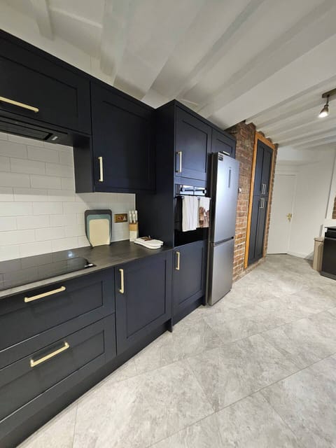 House, 4 Bedrooms, Smoking, Balcony | Interior