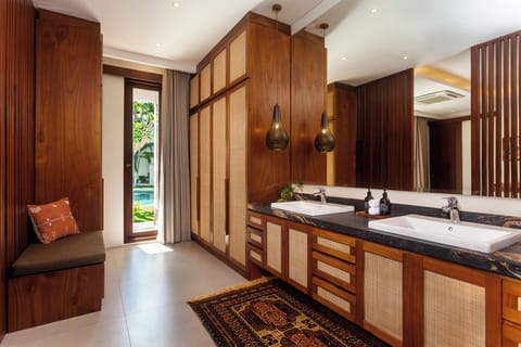 6BR Luxury Villa | Pool, Gazebo, Garden, Concierge, Chef On Request | Bathroom | Shower, free toiletries, hair dryer, bathrobes