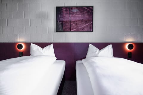 Classic Twin Room | Hypo-allergenic bedding, in-room safe, desk, blackout drapes