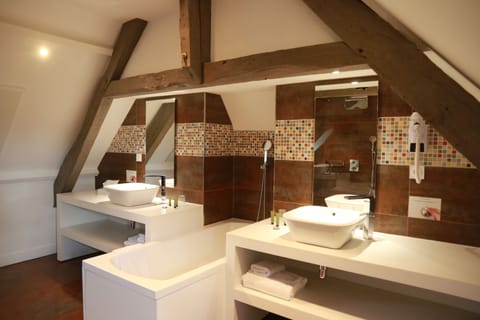 Superior Double Room | Bathroom | Hair dryer, towels, soap, shampoo