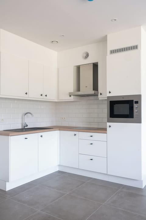 Superior Studio, Mobility Accessible, Hill View | Laptop workspace, soundproofing, iron/ironing board, free WiFi