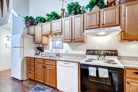 Condo, 1 Bedroom | Private kitchen | Fridge, microwave, oven, stovetop