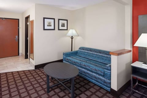 Deluxe Room, 1 King Bed, Non Smoking | Desk, blackout drapes, iron/ironing board, free WiFi