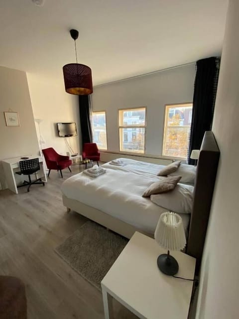 Basic Room, Canal View | Desk, laptop workspace, soundproofing, free WiFi