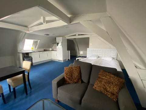 Deluxe Studio, Canal View | Desk, laptop workspace, soundproofing, free WiFi