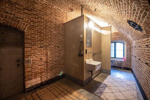 Comfort Apartment | Bathroom | Shower, free toiletries, hair dryer, towels