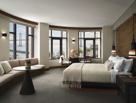 Panoramic Waterfront Suite | Premium bedding, down comforters, pillowtop beds, minibar