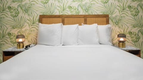 Comfort Room, 1 Queen Bed, Non Smoking | Iron/ironing board, free WiFi