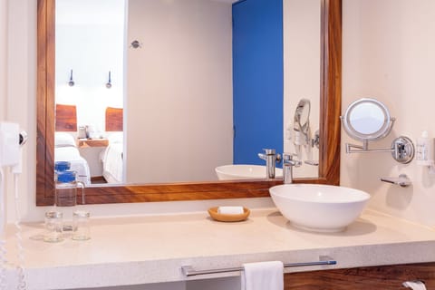 Standard Room (Plus) | Bathroom | Shower, free toiletries, towels