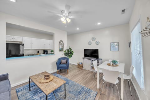 Comfort House, 2 Bedrooms, Non Smoking, Kitchen | In-room dining