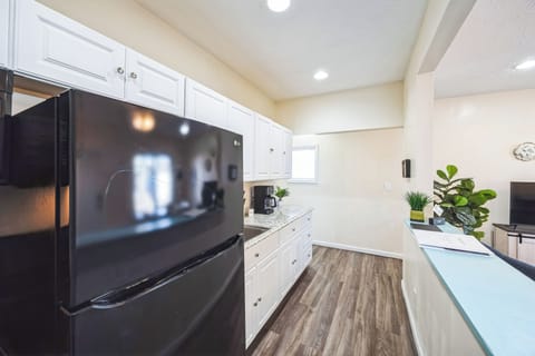 Comfort House, 2 Bedrooms, Non Smoking, Kitchen | Private kitchen | Coffee/tea maker