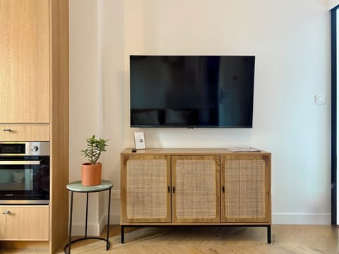 Comfort Apartment, City View | Living area