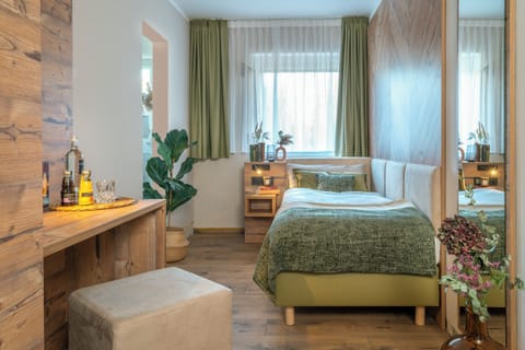 Single Room | Desk, laptop workspace, free WiFi