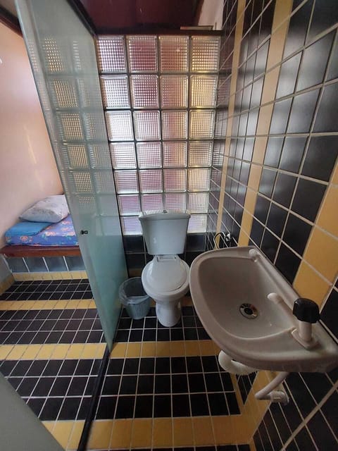 Suite 503 com ar, bem pequena | Bed sheets