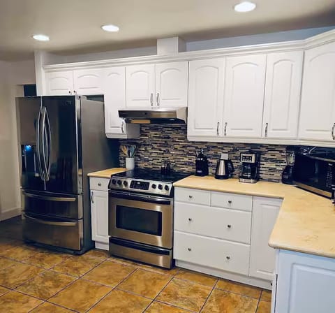 Full-size fridge, microwave, oven, stovetop