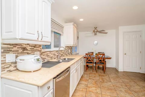 Full-size fridge, microwave, oven, stovetop