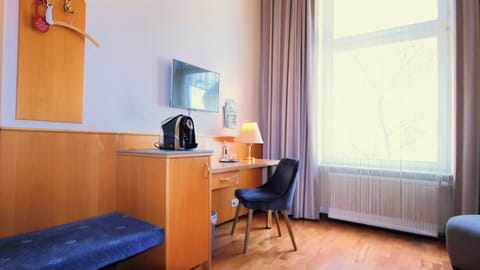 Single Room, Courtyard View | Hypo-allergenic bedding, in-room safe, desk, laptop workspace