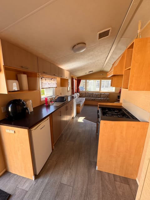 Chalet | Private kitchen | Fridge, oven, stovetop, electric kettle