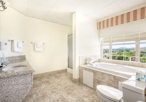 Suite, Jetted Tub | Bathroom amenities | Combined shower/tub, hair dryer, towels