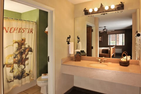 Junior Suite, One King Bed, with Jetted Tub | Bathroom | Free toiletries, hair dryer, towels