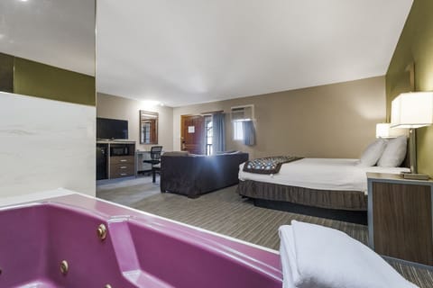 Deluxe Suite, 1 King Bed, Non Smoking, Jetted Tub | Blackout drapes, iron/ironing board, free WiFi, bed sheets