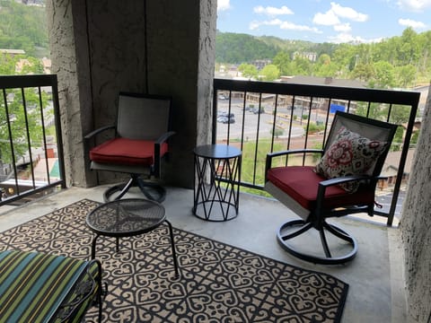 Condo, 2 Bedrooms (712) | Balcony