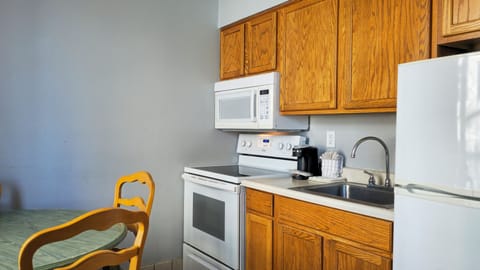 One-Bedroom Corner Suite | Private kitchen | Mini-fridge, microwave, oven, coffee/tea maker