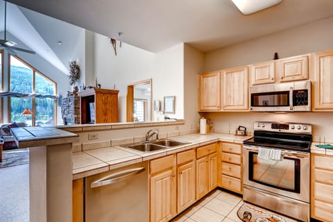 Premier Condo, 3 Bedrooms (Gateway) | Private kitchen | Fridge, microwave, coffee/tea maker