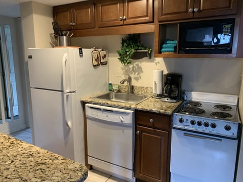 Condo, 2 Bedrooms (501) | Private kitchenette | Fridge, microwave, stovetop, coffee/tea maker