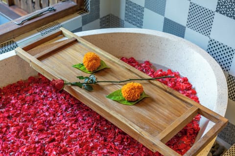 Deep soaking bathtub