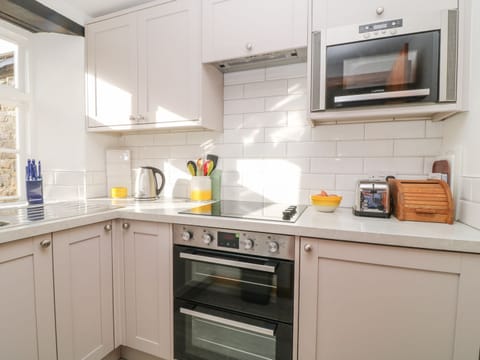 Fridge, cookware/dishes/utensils