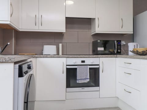 Fridge, cookware/dishes/utensils