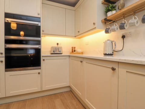 Fridge, dishwasher, cookware/dishes/utensils