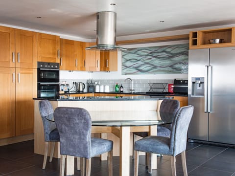 Cottage | Private kitchen | Fridge, dishwasher, electric kettle, toaster