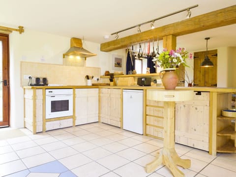 Fridge, dishwasher, cookware/dishes/utensils