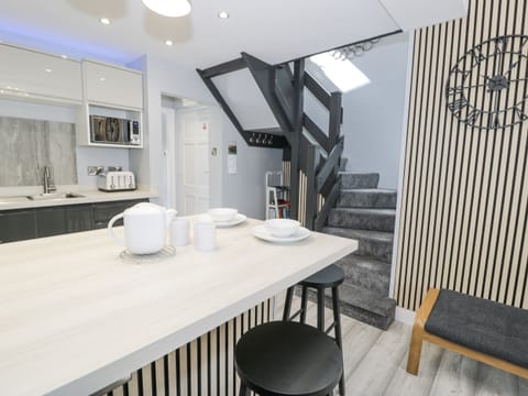 Cottage | Private kitchen | Fridge, dishwasher, electric kettle, toaster